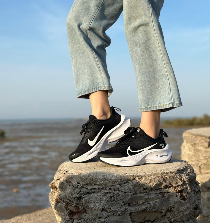 نایک لبخندی