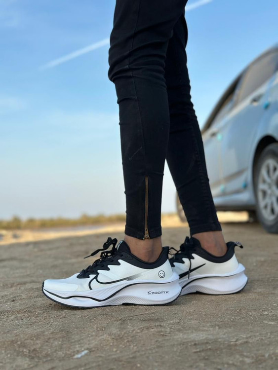 نایک لبخندی